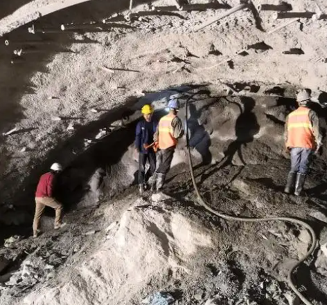 总口管理区拱顶带模注浆料的施工流程及注意事项